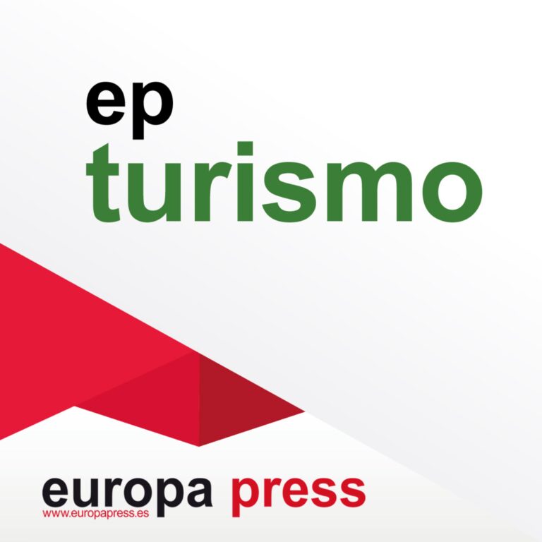 Imagen del logotipo del podcast EP Turismo, una producción de Europa Press dedicada a la actualidad del sector turístico en España. El diseño combina el texto “ep turismo” sobre fondo blanco con tipografía en negro y verde, acompañado del logotipo corporativo de Europa Press en la parte inferior junto a figuras geométricas rojas. Ideal para ilustrar artículos y páginas web relacionadas con este podcast informativo mensual.