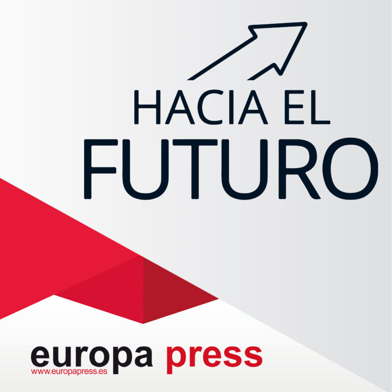 Imagen del logotipo del pódcast Hacia el futuro, con una flecha ascendente que simboliza progreso y crecimiento, acompañada del nombre en letras negras sobre fondo claro. En la parte inferior, aparece el logotipo de Europa Press con sus característicos colores rojo y negro.